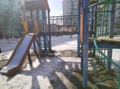 Таганроженка показала, как выглядит «убитая» детская площадка 