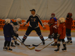 «Белые молнии» одержали победу в соревнованиях по хоккею с шайбой в Таганроге
