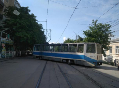 Трамвай сошел с рельс и перегородил улицу Фрунзе в Таганроге