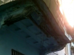 В Таганроге на прохожих обрушается балкон