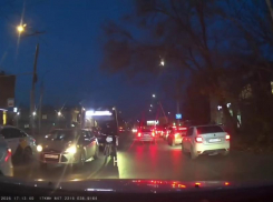 Летит на тот свет: питбайкер чуть не устроил ДТП в центре Таганрога