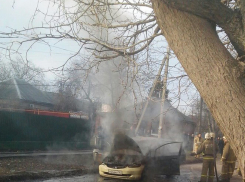 В Таганроге полностью сгорела иномарка