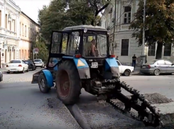 В центре Таганрога устраняют прорыв водопровода, автомобильное движение затруднено