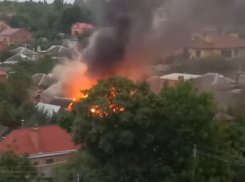 13 пожарных тушили загоревшийся дом по улице Панфилова