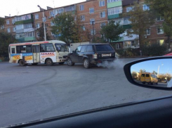 В Таганроге произошло ДТП с участием маршрутного такси 