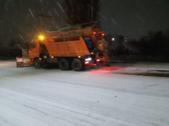 Таганрог пока справляется с зимой: 21 единицу техники задействовали для уборки снега в городе