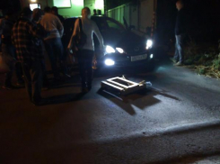 В Таганроге прохожие доставали дорогую иномарку из открытого люка
