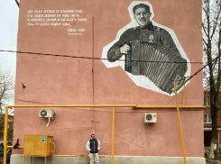 Портретом Михаила Танича поздравил таганрожцев с зимой Антон Тимченко