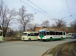 Перебегавшая дорогу женщина попала под колеса пассажирского автобуса в Таганроге