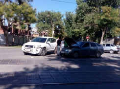 В Таганроге на перекрестке улиц Фрунзе и Итальянского переулка столкнулись Тойота и ВАЗ
