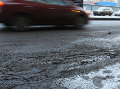 Таганрожцев удивляет отсутствие пескосмеси на скользких дорогах Таганрога