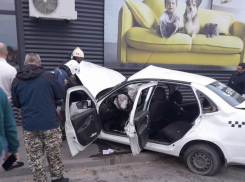 В Таганроге такси не уступило дорогу Audi: пострадали водитель и пассажир