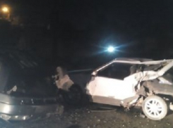 В Таганроге пьяная девушка на «двенашке» врезалась в припаркованный ВАЗ