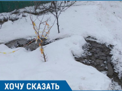 «Водоканал» нас игнорирует, - таганроженка показала на видео размытый утечкой переулок