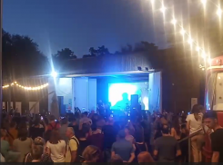 Сотни горожан пришли в центральный парк Таганрога, чтобы послушать песни  Виктора Цоя