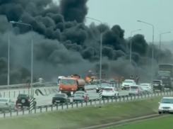 На трассе под Таганрогом массовое ДТП, загорелся бензовоз