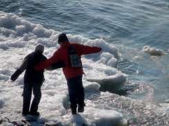 Таганрогских рыбаков предупреждают – на льду не рыбачить
