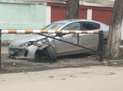 В Таганроге иномарка застряла между деревьями