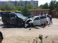 На Мариупольском шоссе лоб в лоб столкнулись две легковушки