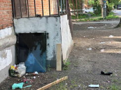 Мифический фонд дал о себе знать: в Таганроге «мусорный двор» снова в привычном виде - банки, тряпки, пакеты