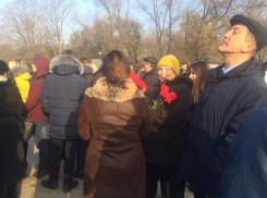 В годовщину Дня Рождения Чехова сотни таганрожцев собрались почтить его память 