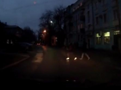 Два пешехода- камикадзе попали на камеру видеорегистратора таганрогского автолюбителя