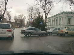 В Таганроге на улице Чехова произошло тройное ДТП