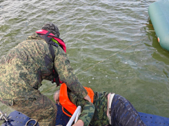 В Таганрогском заливе пограничники спасли рыбака, оказавшегося в воде в 1,5 км от берега