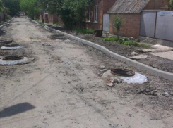 В Таганроге дорожные рабочие не хотят закрывать люки