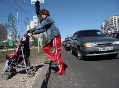 Таганрогские автолюбители жалуются на нерадивых мамаш на дорогах