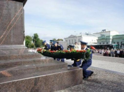 Первые лица Таганрога возложили цветы к воинским захоронениям 