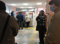 Часовые очереди и несоблюдение санитарных норм наблюдаются в поликлинике Таганрога