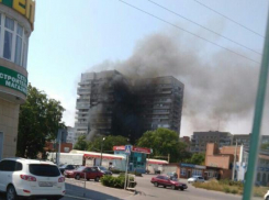 В Таганроге полыхает печально известная  17-тиэтажка