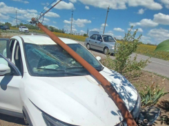 Железный столб обвил машину: ДТП под Таганрогом - швырнуло поперёк дороги 