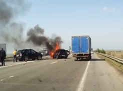На трассе под Ростовом сгорела дорогая иномарка