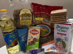 В Таганроге продолжают предоставлять продуктовые наборы школьникам