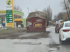 Гараж с пикантной надписью не выдержал ям Таганрога