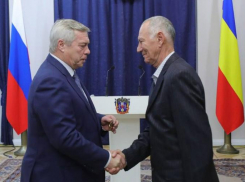 Жителю посёлка под Таганрогом губернатор вручил награду