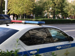 Двое пострадали: торопыга на КАМАЗе выбросил легковушку на встречку под Таганрогом