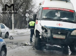 В Таганроге в аварии со «Скорой» пострадал фельдшер