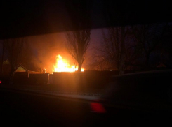 В крупном пожаре в Таганроге спасли человека