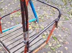 Скотчем в Таганроге ремонтируют качели на детской площадке