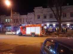 В Таганроге ночью вспыхнул автомобиль такси