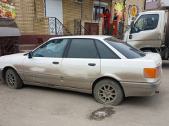 В Таганроге конкуренты пробили шины и написали на иномарке что думают о хозяине 