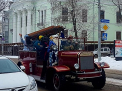 Таганрожцы встретили в городе пожарного Деда Мороза и баранов 