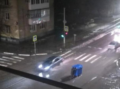 В Таганроге под покровом ночи местный житель стащил евроконтейнер