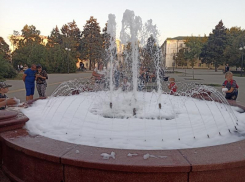 Таганрожцы устроили «пенную вечеринку» в фонтане на Октябрьской площади