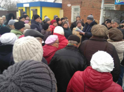 Люди собрались на митинг в Садах -1 вТаганроге, но услышать их было некому