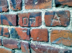 «Оставил Память»: ушедшая привычка прошлых поколений отпечаталась на улицах города