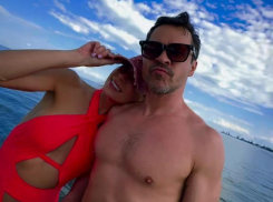 Молодая жена жалуется на таганрогского актёра Деревянко